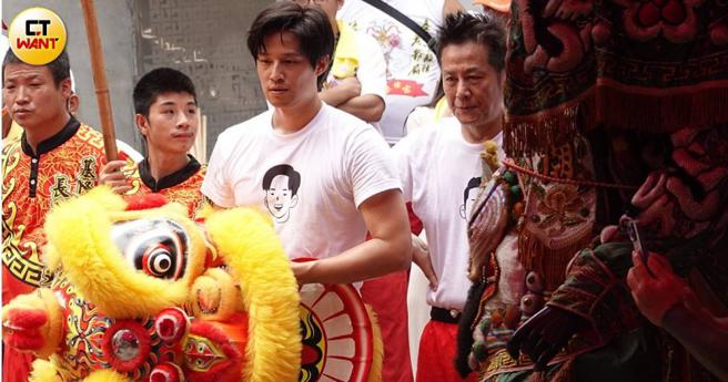 酷热天气中为民视新节目《斗阵大庙埕》进行舞狮训练，徐乃麟、徐新洋表情辛苦却没喊半声累，相当敬业。（图／本刊摄影组）