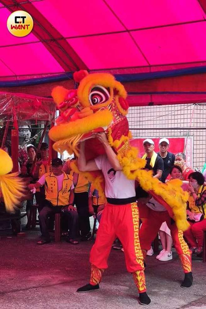 徐新洋与徐乃麟舞龙舞狮一切都玩真的！（图／本刊摄影组）