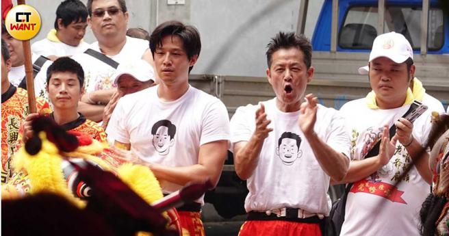 徐乃麟虽然满头大汗但仍相当投入，徐新洋在一旁喘吁吁说不出话。（图／本刊摄影组）