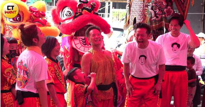 徐乃麟边开玩笑边大笑出来，在他身旁所有的人也忍不出笑开怀。（图／本刊摄影组）