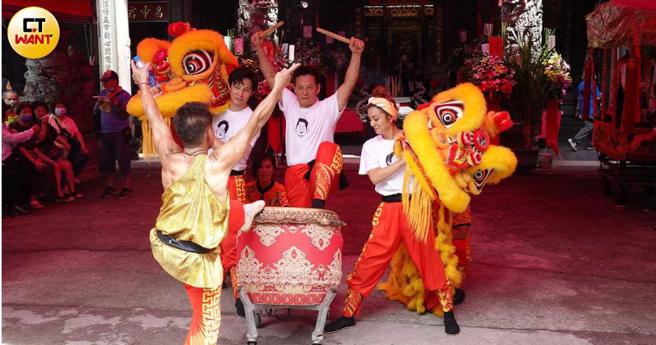 徐乃麟、徐新洋、莎莎在录影结束后，与长兴吕师父龙狮团的全体成员合影留念。（图／本刊摄影组）