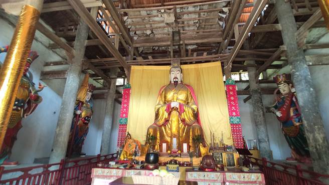 道教名山玉笥山也成为民眾参拜与解籤之地。（吴泓勋摄）