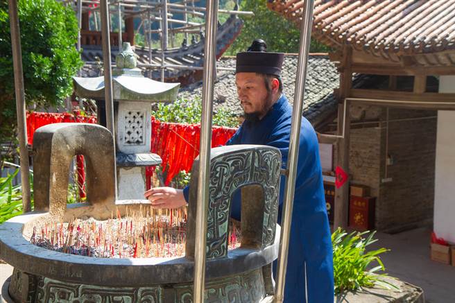 在玉笥山修道的道长正焚香敬拜。（吴泓勋摄）