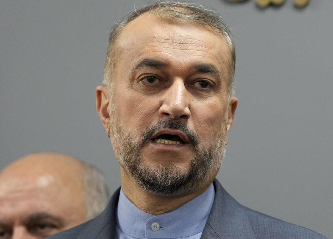 伊朗外长艾密拉多拉安（Hossein Amirabdollahian）周一（16日）警告，以色列持续轰炸加萨走廊，酝酿发动地面攻击，相关区域亲德黑兰组织可能採先发制人行动，图为他13日访黎巴嫩，在贝鲁特痛批美国要区域各方自制，却放任以色列在加萨犯罪的神情。（美联社）