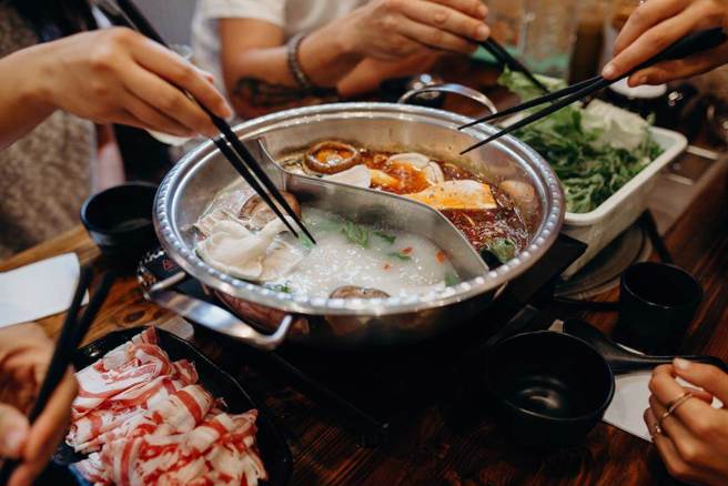 一間馬來西亞火鍋店日前推出吃到飽活動，回饋給顧客，結果來了一家5口一口氣點了600盤肉。(示意圖，達志提供)