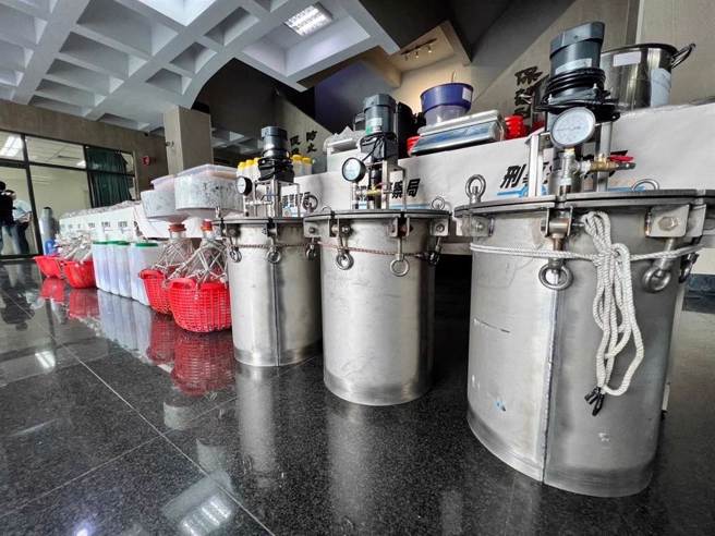 警方破获设在南投埔里的制毒工厂，查扣安非他命成品为近年最多。（警方提供）