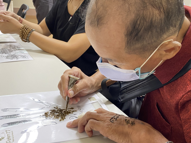參與民眾在模板組練習彩繪圖紋。(移民署嘉義市服務站提供)