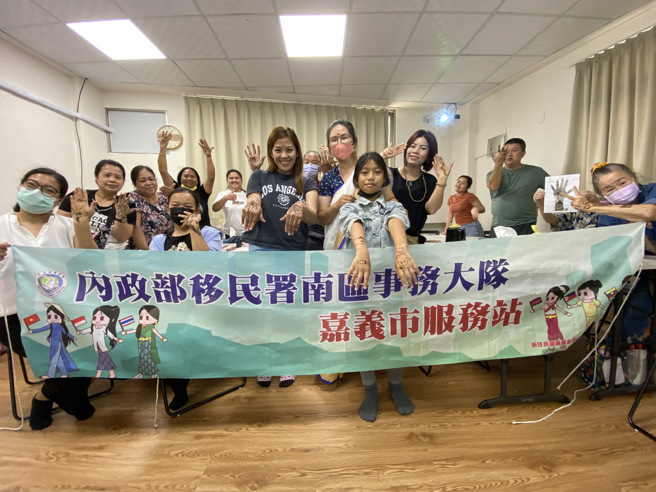 大家一起展示自己的作品。(移民署嘉義市服務站提供)