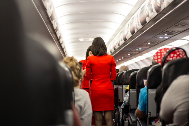 不當空服員改考公務員，卻花光畢生積蓄，處境艱難。（示意圖／Shutterstock）