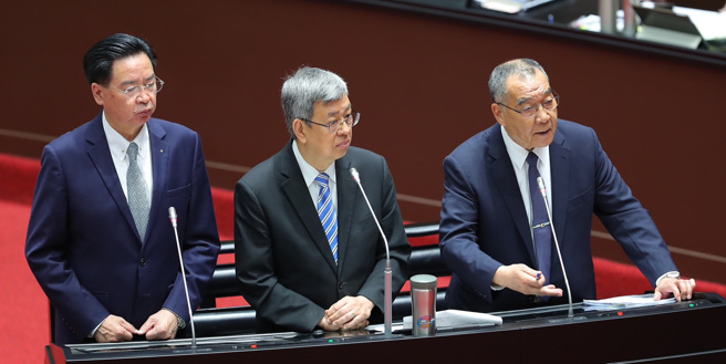 立法院17日舉行院會由行政院長進行施政報告，外交部長吳釗燮（左）與行政院長陳建仁（中）、國防部長邱國正（右）回答立委提問。（季志翔攝）