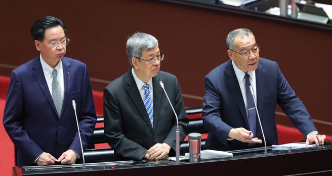 立法院17日举行院会由行政院长进行施政报告，外交部长吴钊燮（左）与行政院长陈建仁（中）、国防部长邱国正（右）回答立委提问。（季志翔摄）