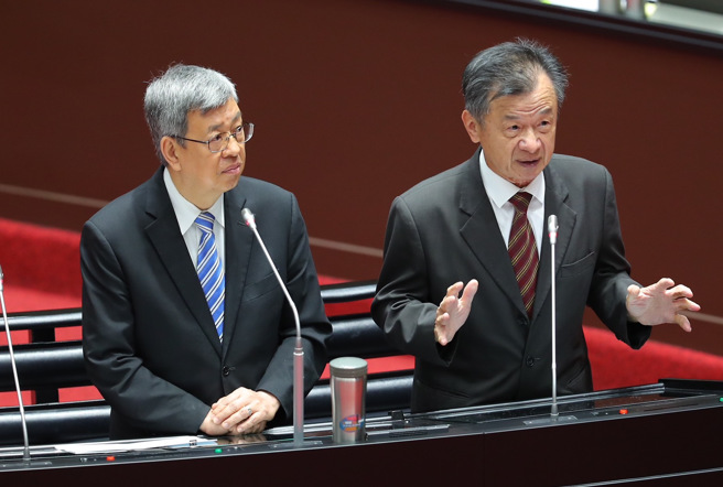 立法院17日举行院会由行政院长进行施政报告，陆委会主委邱太三（右）与行政院长陈建仁（左）回答立委提问。（季志翔摄）