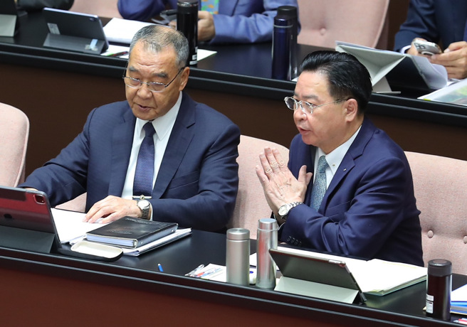 立法院17日举行院会由行政院长进行施政报告，外交部长吴钊燮（右）与国防部长邱国正（左）备询前交换意见。（季志翔摄）