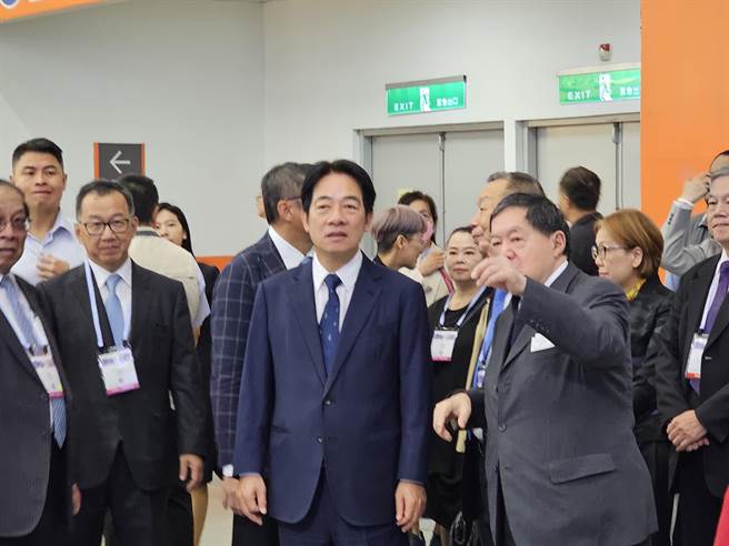 远东集团董事长徐旭东（右）为副总统赖清德（中）解说纺织展概况。（黄琮渊摄）