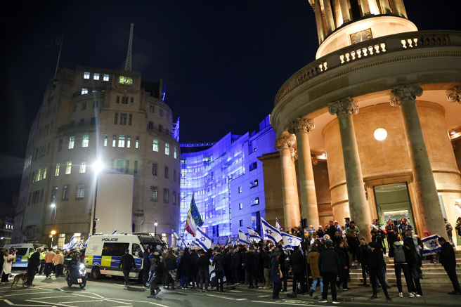 (這場活動為猶太團體所策劃，示威者在BBC大樓外高喊「哈瑪斯，恐怖分子」和「你真可恥」，理由是BBC編輯決定將哈瑪斯稱為武裝分子或武裝組織。圖/ 路透社)