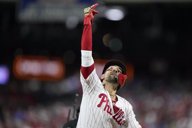 費城人Nick Castellanos慶祝全壘打。（美聯社）