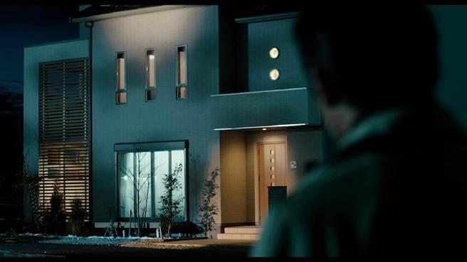 片中主角一家人买了新房，却接二连三发生恐怖事件。（华映提供）