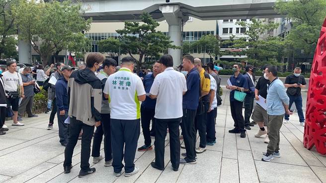 四方客运再传积欠驾驶薪资，45名员工上午到劳工局申请劳资协调。（台中市府提供）