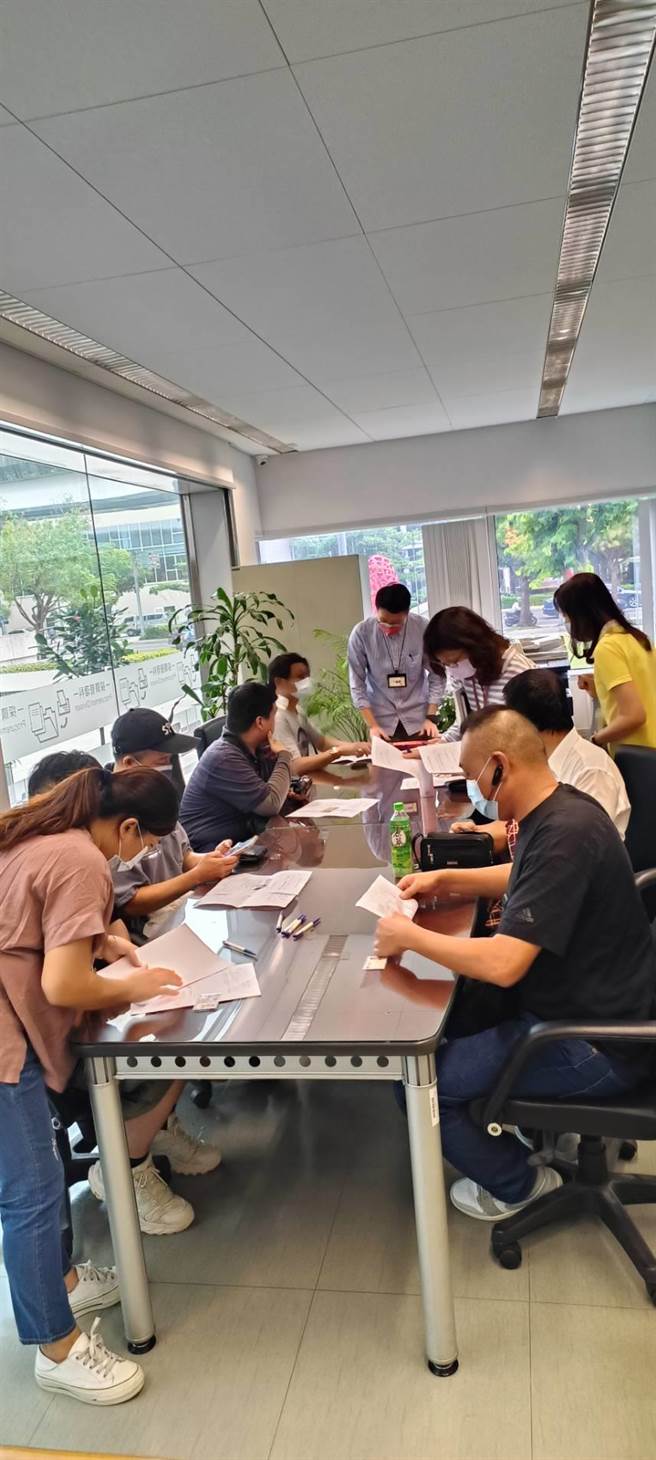 四方客运再传积欠驾驶薪资，45名员工上午到劳工局申请劳资协调。（台中市府提供）