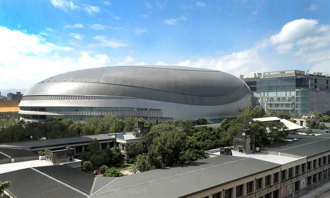 针对大巨蛋屋顶钛板反光问题，远雄副总经理杨舜钦表示，去年二月起开始施作涂料，目前可见光反射率已经比国内标准更严格，折射率低于5％。（本报资料照片）