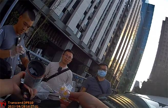 警方於輪胎快速修補劑中發現毒品。（翻攝照片／洪靖宜高雄傳真）