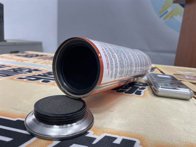 警方於輪胎快速修補劑中發現毒品。（翻攝照片／洪靖宜高雄傳真）