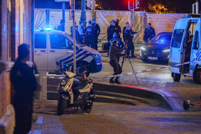 比利时布鲁塞尔16日晚间发生恐怖攻击事件，自称为伊斯兰国（IS）战士的男子当街持枪扫射，造成2名瑞典公民中弹身亡。（美联社）