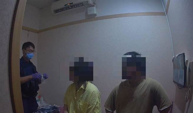 永康警方昨晚查获42岁阮姓越南女服务生与24岁男客性交易，男客得知刚完事的小姐年纪，一度愣住。（读者提供／曹婷婷台南传真）