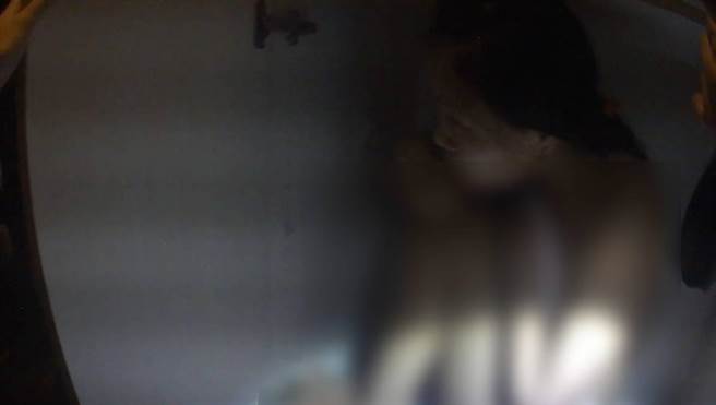 阮女得知警方上门查缉，全身赤裸躲进柜子。（读者提供／曹婷婷台南传真）