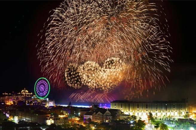 高雄义大世界今年的跨年烟火维持999秒，分为魔幻、浪漫、希望、感动四大篇章。（图／高雄义大世界提供）