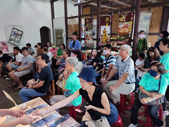 竹南镇在地青年与竹南高中学生，共同完成「山海集2023」，日前正式出刊发表。（蕃社30提供／谢明俊苗栗传真）