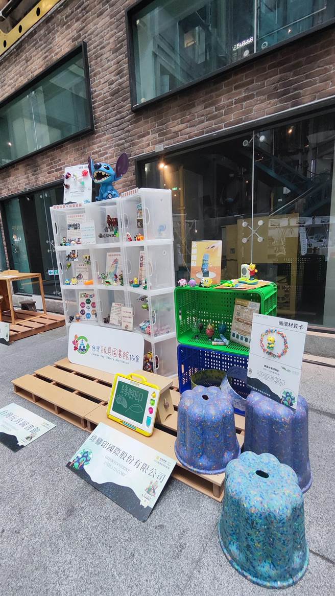 據玩具圖書館協會統計，光2021年就回收75噸玩具，部分玩具可以清潔後再使用、部分經過玩具醫生的巧手後再復活，也有部分不堪使用只能回收再利用。（林良齊攝）