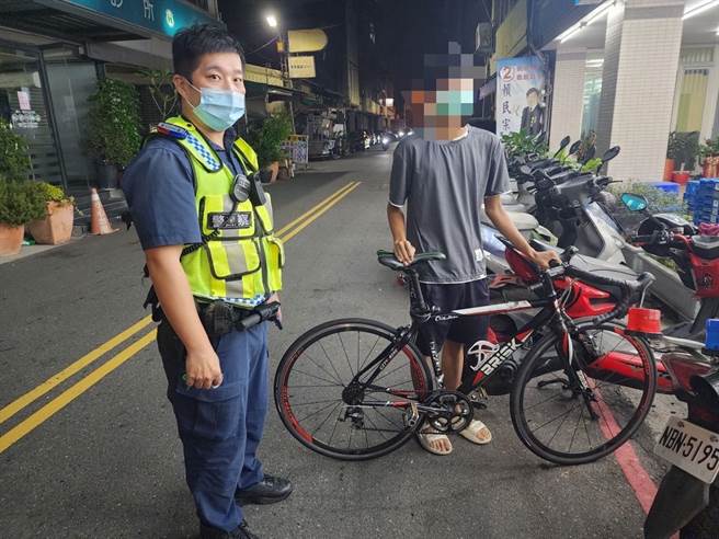 彰化警分局泰和派出所員警尋回失竊的高檔單車，讓報案的國中生破涕為笑。（警方提供／孫英哲彰化傳真）