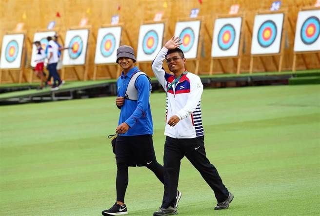 国立体育大学射箭队总教练陈诗园（右）曾在雅典奥运夺下射箭男团银牌，但他2018年办理「射箭器材及耗材」採购案时，涉嫌指示承办人泄漏标案讯息给业者。（本报资料照片，陈信翰摄）