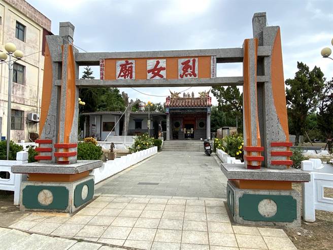 香火鼎盛的金门烈屿乡「烈女庙」13日凌晨遭小偷光顾，上百公斤重的功德箱遭窃。（于家麒摄）