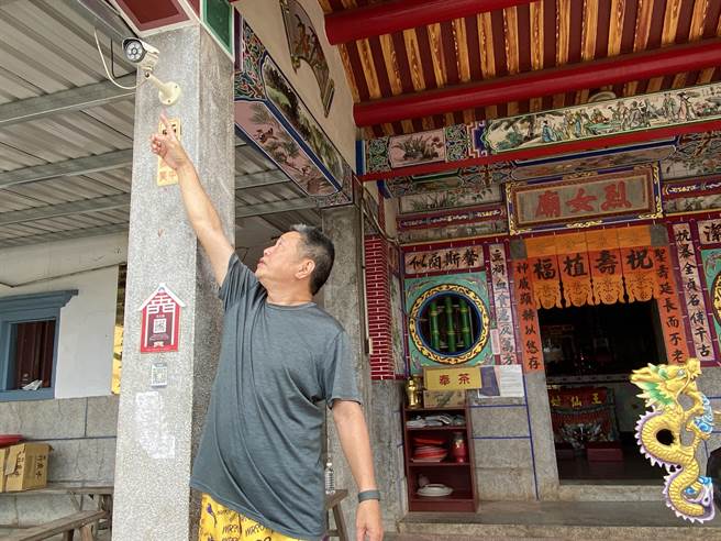 庙方人员指出小偷行窃时熟门熟路的将周围监视器一一破坏移位，应已「场勘」多次。（于家麒摄）