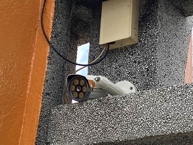 烈女庙大门上方的监视器直接遭窃贼折断，但其他未被完全破坏的镜头仍清楚录下歹徒身影。（于家麒摄）