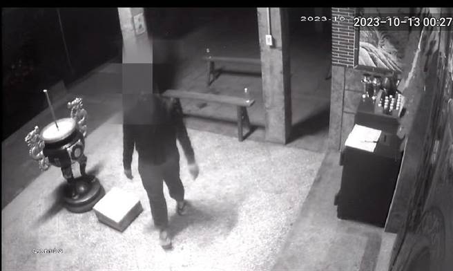 小偷行窃时熟门熟路的将烈女庙周围监视器一一破坏移位，但其身影仍被未被完全破坏的镜头清楚录下。（图／警方提供）
