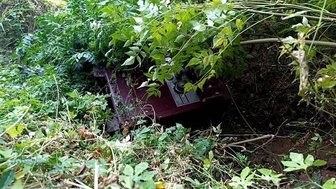 嫌犯将窃得之功德箱载至金门大桥湖下端草丛内，以砂轮机切开后偷走新台币约39000元后丢弃。（图／警方提供）