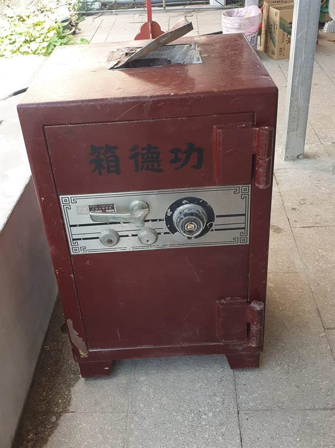 烈女庙功德箱已遭窃贼破坏无法再使用，只能再订制新的让香客「添油」。（图／警方提供）