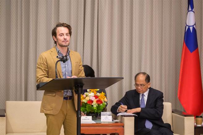 立委林昶佐表示，当时外交部告诉哈佛森，不要提到太多中国大陆，但哈佛森仍然坚持准备好的内容，马政府就跟他们说，如果是这样不可能举办，还会当成是麻烦制造者。（立法院提供／游念育台北传真）