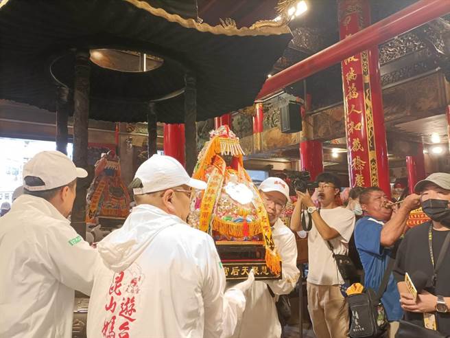 大陆昆山慧聚天后宫妈祖16日起驾，来台展开为期 5 天4夜传香递缘活动，17日抵达大甲镇澜宫，双方缔结为姊妹庙。（陈淑娥摄）