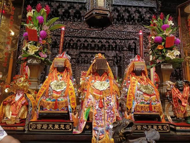 大陆昆山慧聚天后宫妈祖16日起驾，来台展开为期 5 天4夜传香递缘活动，17日抵达大甲镇澜宫，双方缔结为姊妹庙。（陈淑娥摄）