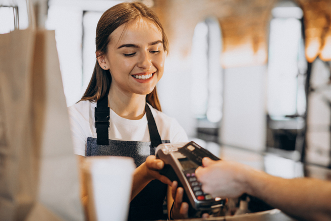 一名女網友感嘆，之前花太多錢買東西，現在連買一杯超商60幾元冰燕麥奶咖啡都覺得貴。(示意圖，達志提供)