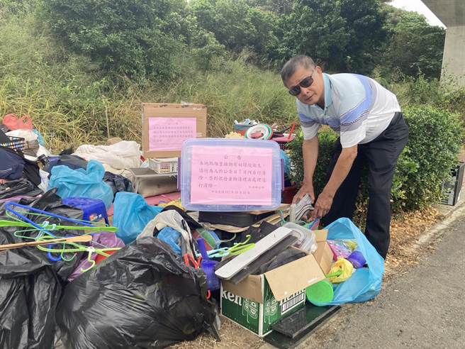 当地村长表示，16日有看到1个男子，到这边看书、睡觉，他自称是被房东赶出来，不过因为大量物品堆放，已经违法，公所已贴出公告要求搬离。(民眾提供／吴建辉彰化传真)