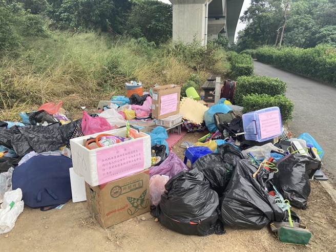 彰化县社头乡协和村高铁桥下，近日「搬」来1名诡异男，大量的黑色塑胶袋，还有整理箱等行李，看起来不像随意丢弃的垃圾。(民眾提供／吴建辉彰化传真)