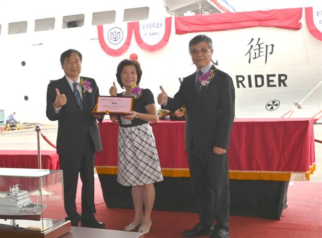 教育部新造实习船「御风」号17日举行命名暨下水典礼，台船公司董事长郑文隆（左起）、教育部技术及职业教育司司长杨玉惠与高雄科技大学校长杨庆煜出席。（林瑞益摄）