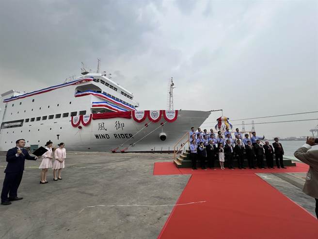 教育部新造实习船「御风」号17日举行命名暨下水典礼。（林瑞益摄）