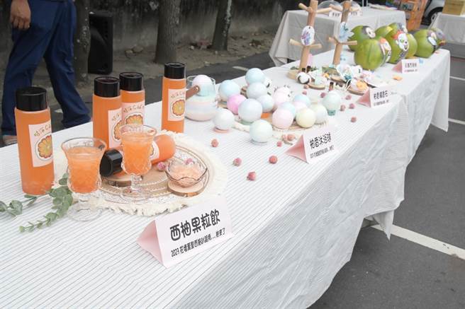 西施柚是彰化县花坛乡知名的特产，花坛乡农会开发了西施柚果粒饮、柚香沐浴球及柚香扩香石等周边商品。（孙英哲摄）