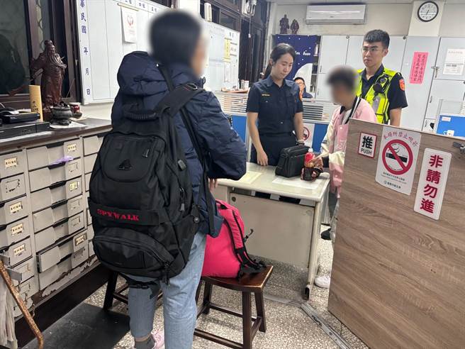 基隆市警察局第二分局信六路派出所员警于超商发现有一名王女疑似心智障碍，联繫家人才发现是自行从金门搭机想去台北找大姐，却迷途基隆。图为王女家人（左）来警局带回王女（右二）。（基隆市警察局提供／徐佑升基隆传真）